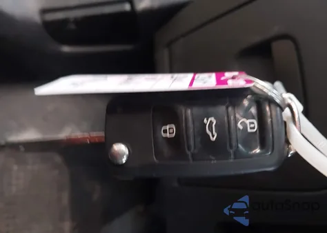 2014 Volkswagen Beetle 2.5L z USA, uszkodzony, nr VIN 3VWJP7ATXEM608174